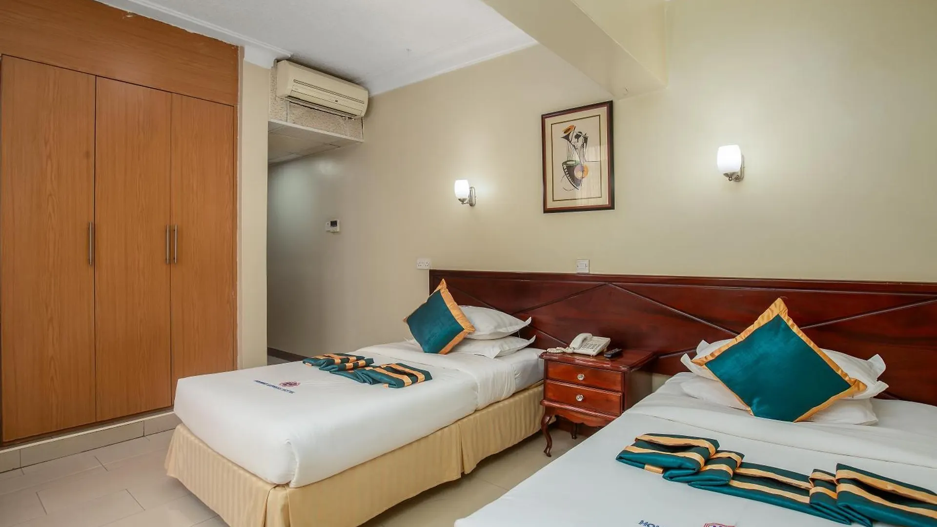 Holiday Express Hotel Kampala 3*,