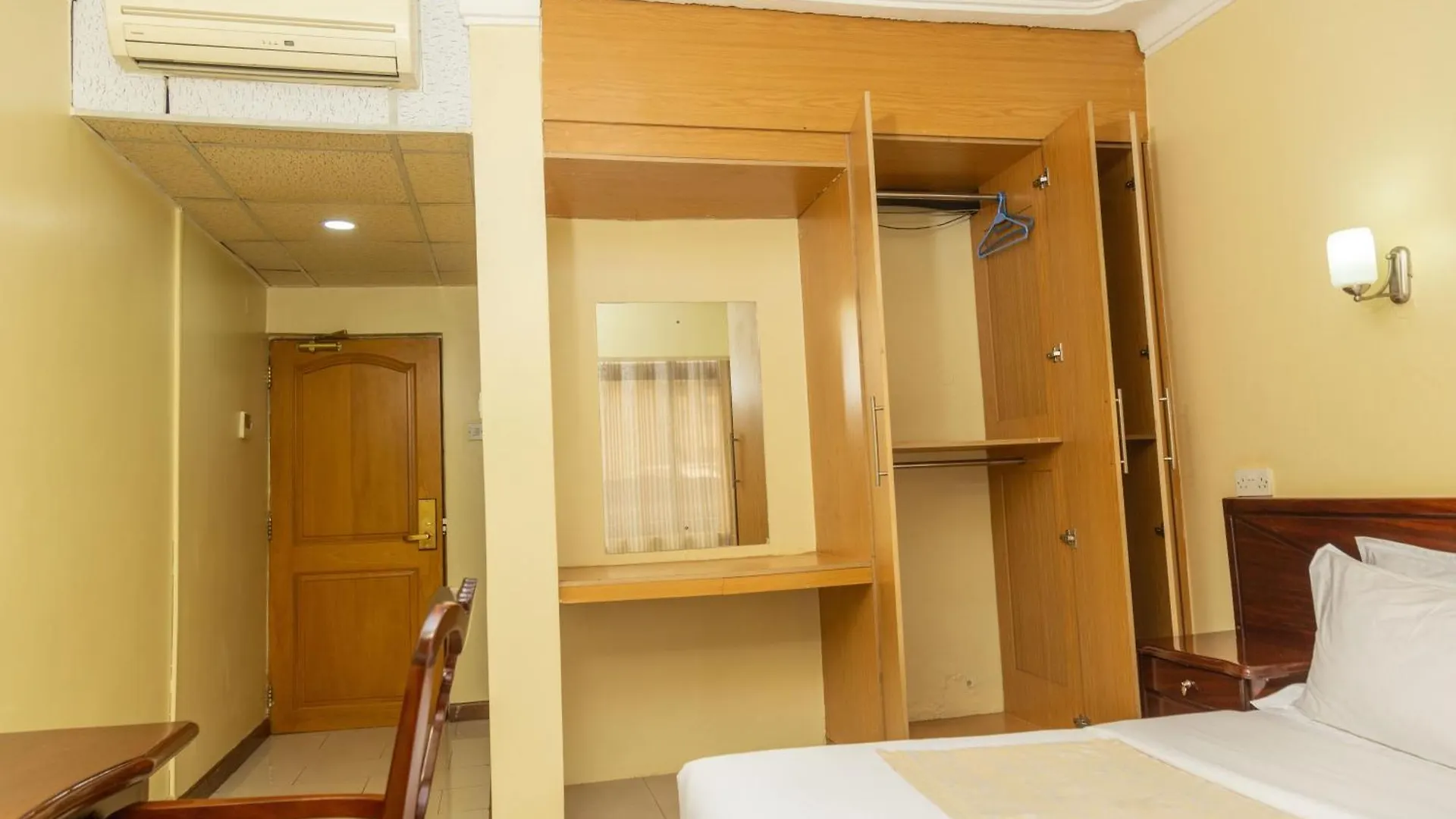 ***  Holiday Express Hotel Kampala Uganda